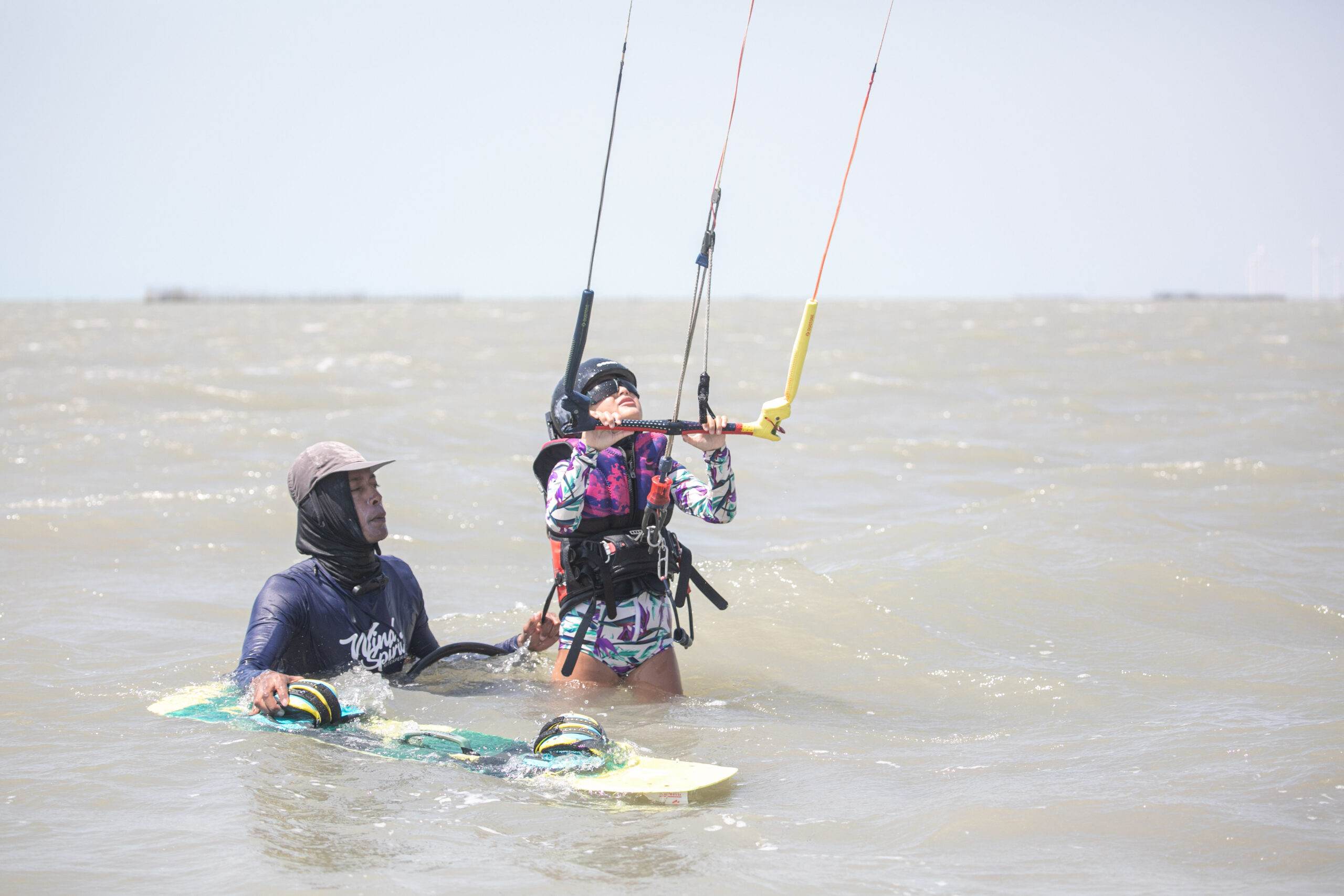 pessoa ensinando kitesurf
