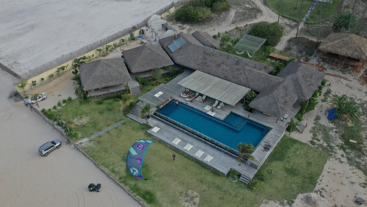 Vista aérea da escola de kitesurf WindSpirit na Praia do Preá