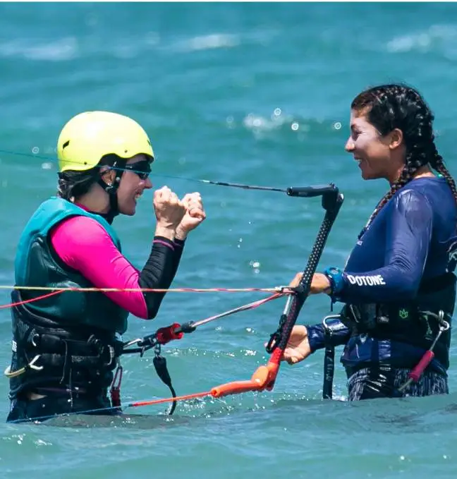pessoa ensinando kitesurf