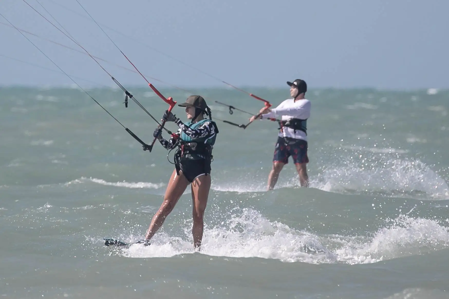 pessoa surfando
