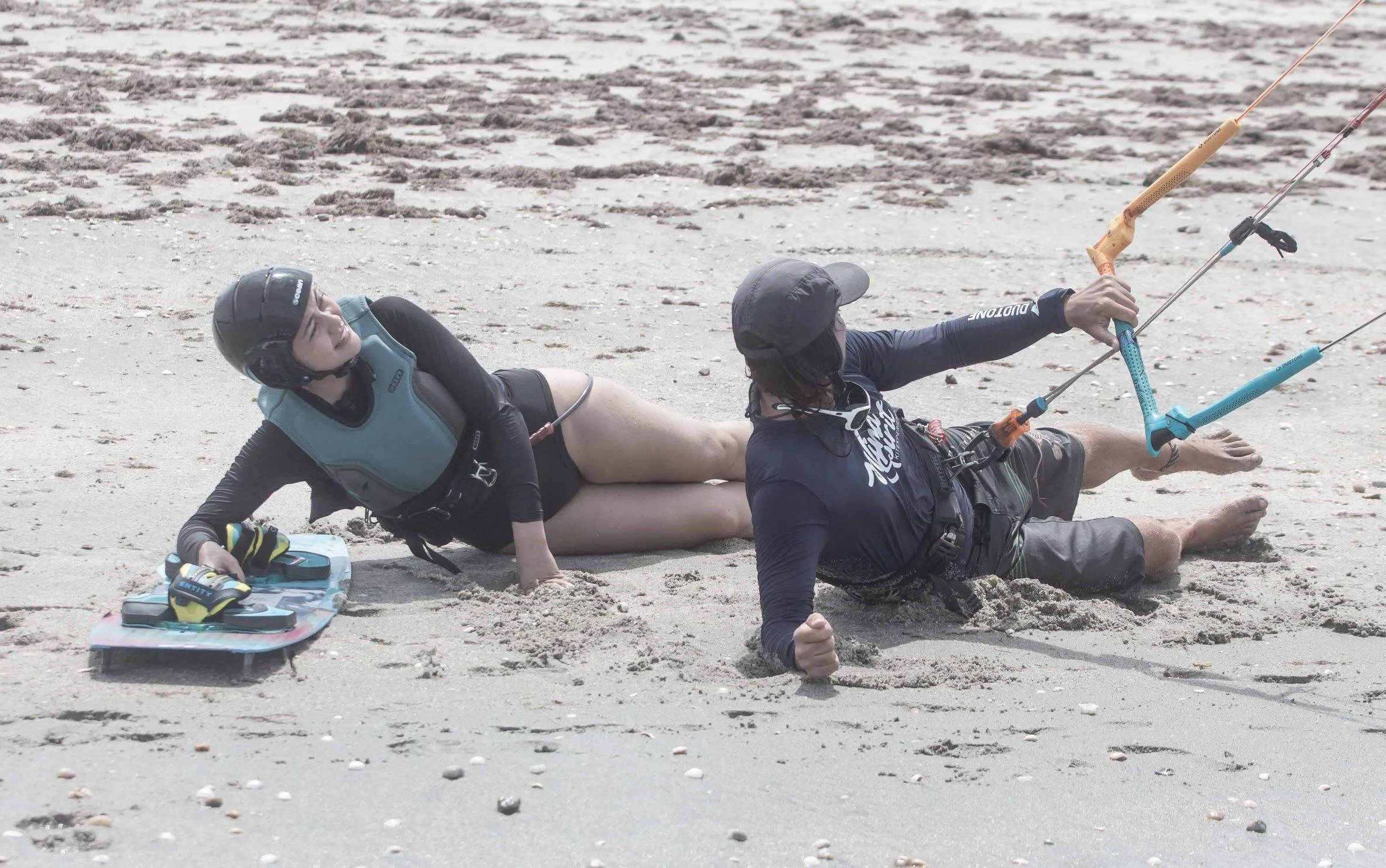 pessoa ensinando kitesurf