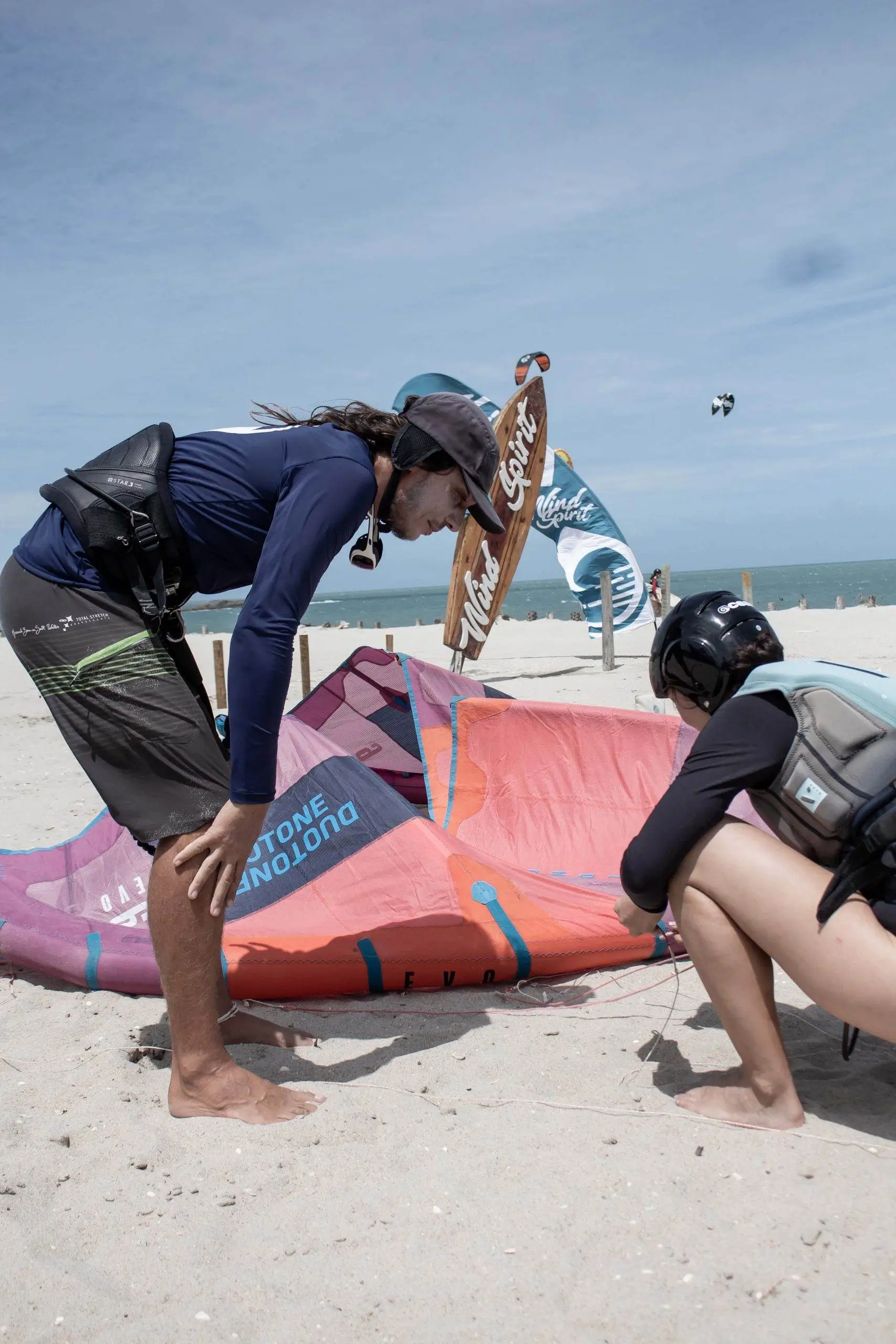 pessoa ensinando kitesurf