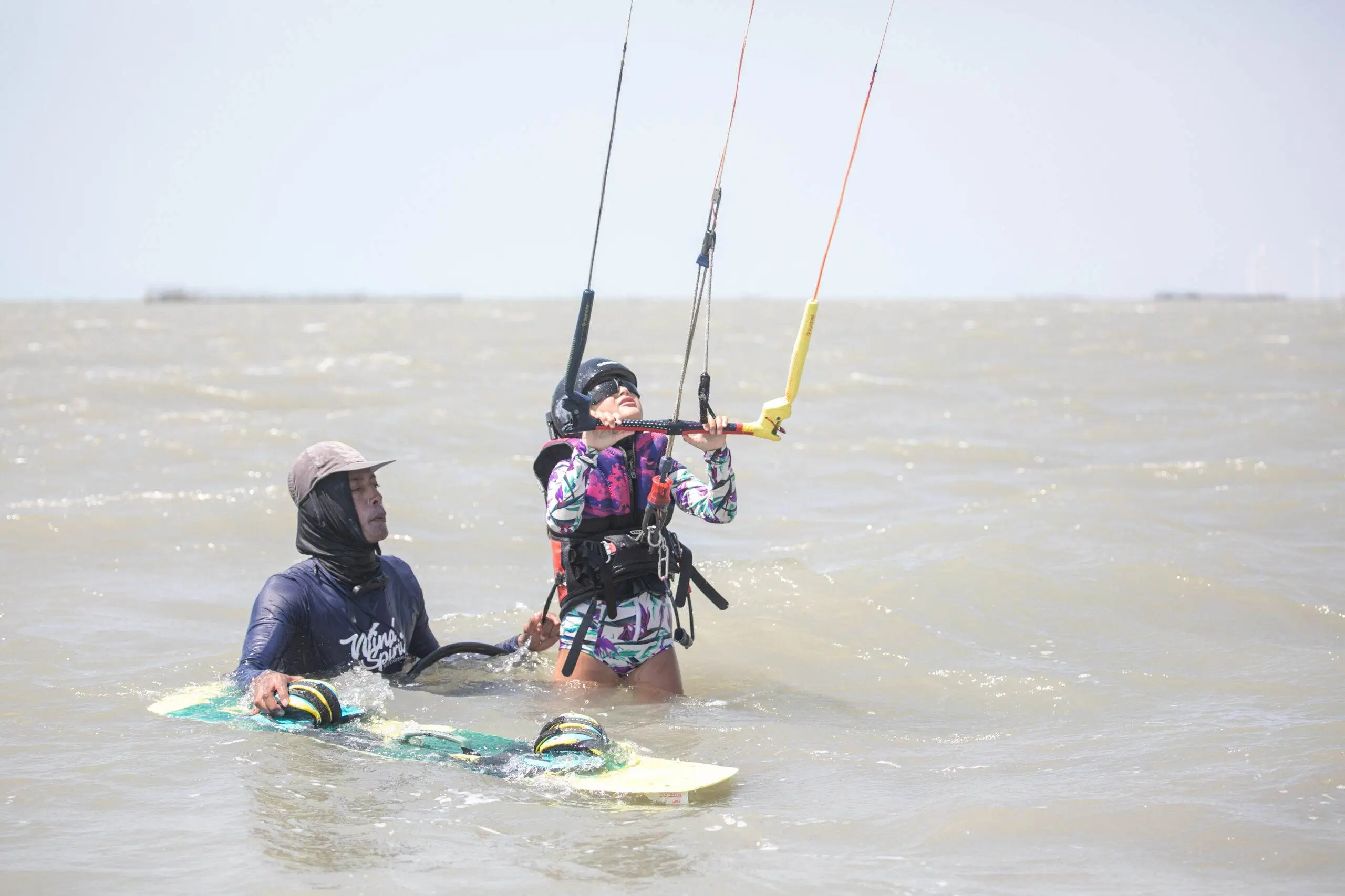 pessoa ensinando kitesurf